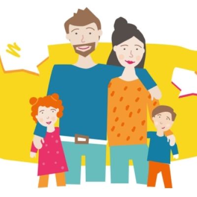 Eine Familie mit Papa, Mama, einem Jungen und einem Mädchen